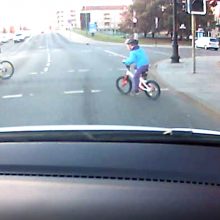 Tėvo pavyzdys šokiruoja: pėsčiųjų perėją su mažu vaiku kirto nenulipę nuo dviračio