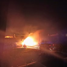 Ugniagesiams – tikras darbymetis: Kalotėje gaisras sunaikino kioską