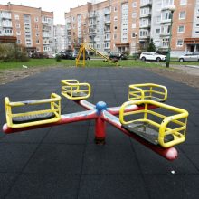 Brožynų gatvėje tvarkoma vaikų žaidimų aikštelė: darbai dar nebaigti?