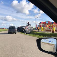 Eismo įvykis netoli Klaipėdos: vilkikas nuvirto į griovį