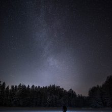 Romantika: Nakties klajūnu save vadinančiam fotografui patinka į mišką patraukti naktį. Pasak jo, tamsiame miške pavyksta geriausi kadrai.