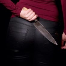 Akibrokštas Alytuje: neblaivi moteris peiliu sužalojo vyrą