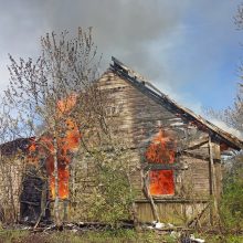 Atvira liepsna Širvintų rajone degė namas: sproginėjantis šiferis skraidė į visas puses