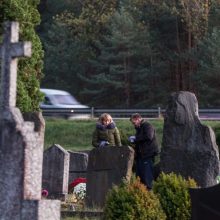 Švėkšnos miestelio kapinėse suskaldyti paminklai: žala siekia net 15 tūkst. eurų
