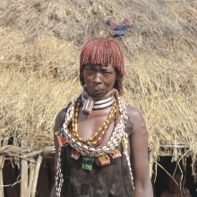 Ryškios: hamerų genties mo­terys leng­vai at­ski­ria­mos iš raudo­nų, su­suk­tas vir­ve­les pri­menan­čių plau­kų.