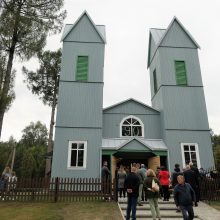 Atnaujinta: 1932 m. statyta liaudiškos stilistikos medinė bažnytėlė svečius ir vietos gyventojus pasitiko kvepianti dažais ir vašku.