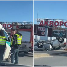 Prie Vilniaus „Akropolio“ – avarija: automobilis apvirto ant stogo