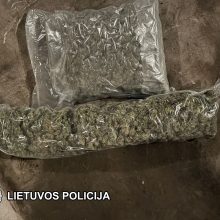Krėtę vilniečio garažą ir namus rado įspūdingą „laimikį“: kokaino, „žolės“ ir tūkstančius eurų