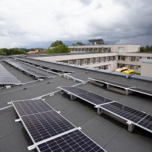 Kaina: įrengti saulės elektrinę ant Domeikavos gimnazijos stogo atsiėjo apie 80 tūkst. eurų.