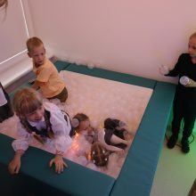Smalsumas: sensorinį kambarį atnaujintame Neveronių vaikų lopšelyje-darželyje išbandyti panoro dauguma mažylių.
