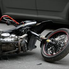Kauno rajone susidūrė automobilis ir motociklas: sužeisti du žmonės