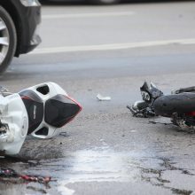 Sostinės sankryžoje susidūrė automobilis ir motociklas – sužalotas vienas žmogus