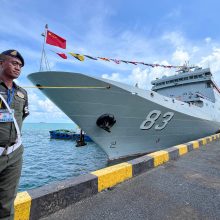 Vykstant karinėms pratyboms Kambodžoje prisišvartavo du Kinijos karinio laivyno laivai 