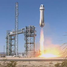 „Blue Origin“ pirmą kartą nuo 2022-ųjų paleido turistus į kosmosą