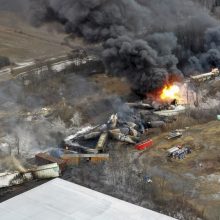 JAV nuo bėgių nulėkė traukinys: kilo gaisras, įvyko pavojingų dujų nuotėkis