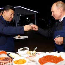 Xi Jinpingas ir V. Putinas pasidžiaugė ryšiais prieš „taikos kelionę“ į Maskvą