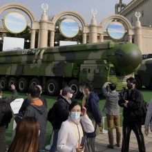 Pekinas melagingais vadina JAV teiginius, kad Kinija svarsto tiekti ginklus Rusijai