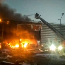 Milžiniškas gaisras Maskvoje nuniokojo prekybos centrą, žuvo žmogus <span style=color:red;>(vaizdo įrašai)</span>