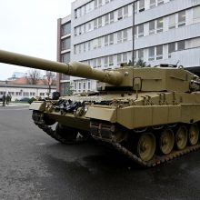 Perduoti Ukrainai tankų atsisakanti Vokietija atsidūrė kritikos ugnyje