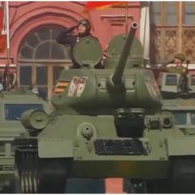 Gegužės 9-osios minėjimas Kremliuje: seni tankai, žygiuojantys moksleiviai ir internautų patyčios
