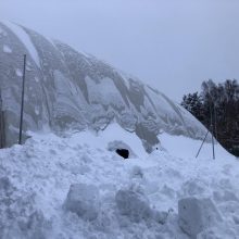 Po griūties – Vilniaus pripučiamas maniežas nuo sniego vaduojamas toliau