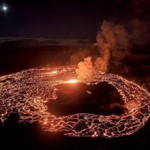 Veržėsi Havajuose esantis Kilauėjos ugnikalnis: vietiniams tai turi dvasinę reikšmę