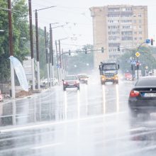 Kauną skalavo liūtis ir kruša: gatvės buvo sunkiai pravažiuojamos, laiptai virto kriokliu