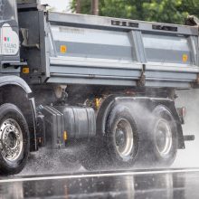 Kauną skalavo liūtis ir kruša: gatvės buvo sunkiai pravažiuojamos, laiptai virto kriokliu