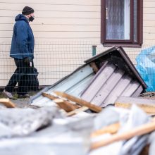 Kaunas ūžia: smarkus vėjas nunešė namo stogą, išvartė medžius