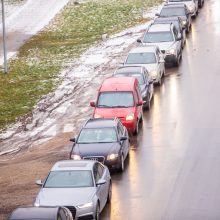 Prie COVID-19 mobilaus punkto – vėl milžiniška eilė: prašo atvykti savo laiku