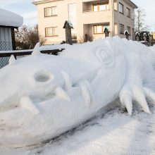 Neatsilaikė ir skulptorius: savo kieme Raudondvaryje nutupdė 22 metrų ilgio sniego drakoną