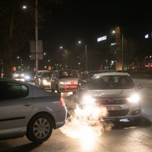 Sugriežtintas karantinas kauniečiams nė motais: prie prekybos centrų – automobilių eilės