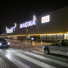 Sugriežtintas karantinas kauniečiams nė motais: prie prekybos centrų – automobilių eilės