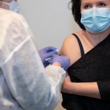 Centriniame pašte pradėti skiepijimai: kauniečiams skirta naujoji „Moderna“ vakcina