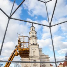 Rotušės aikštėje ryškėja kalėdinės Kauno eglės kontūrai