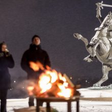 Kariai pakvietė Kovo 11-ąją minėti kartu: išvakarėse Kauno pilies prieigose uždegė laisvės laužus