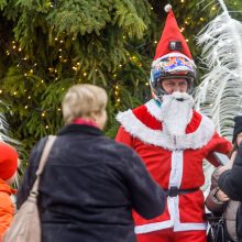 Kauno gatvėse – ratuoti Kalėdų Seneliai: dalijo saldainius ir geras emocijas