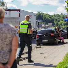 Kaune centre – avarija: po smūgio BMW išvartė stulpelius ir kelionę baigė ant šaligatvio
