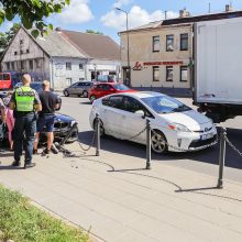 Kaune centre – avarija: po smūgio BMW išvartė stulpelius ir kelionę baigė ant šaligatvio
