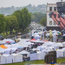 Šventinę dieną lietus plauna tik gatves, bet ne nuotaikas: kauniečiai mėgaujasi renginių gausa