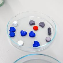 LSMU pradeda veikti 3D spausdintuvas: į vieną tabletę gali „įspausdinti“ keliolika vaistų