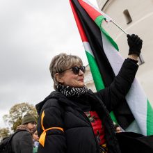 Vilniuje per šimtą žmonių tylia eisena reiškia solidarumą dėl žuvusių palestiniečių