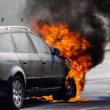 Šokiruojantis vaizdas sostinės gatvėje: „Audi“ virto ugnies fakelu