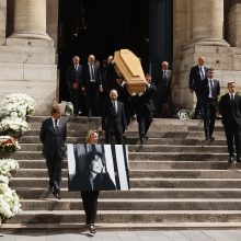 Prancūzijoje atsisveikinama su dainininke ir aktore J. Birkin 