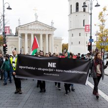 Vilniuje per šimtą žmonių tylia eisena reiškia solidarumą dėl žuvusių palestiniečių