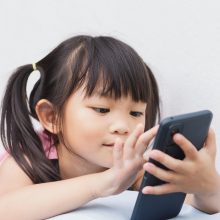 Kinija ketina apriboti vaikų naudojimąsi išmaniaisiais telefonais