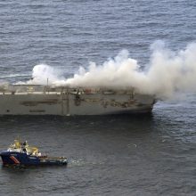Prie Nyderlandų krantų vis dar dega krovininis laivas: gaisrą galėjo sukelti elektromobiliai