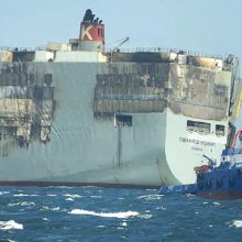 Nyderlandų tarnybos nuvilko gaisro nuniokotą krovininį laivą į naują vietą