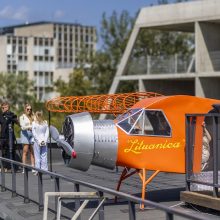 Ant Energetikos muziejaus stogo Vilniuje – interaktyvi lėktuvo „Lituanica“ kopija