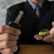 Siūlo sprendimą dėl piktybiškai baudų nemokančių vairuotojų: atsakytų automobilio savininkas 